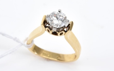 A SOLITAIRE DIAMOND RING OF APPROXIMATELY 1.00CT, IN 18CT GOLD AND PALLADIUM, SIZE J