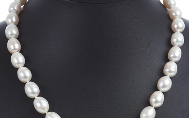 A STRAND OF FRESHWATER PEARLS TO AN OVAL CLASP IN STERLING SILVER, THE PEARLS MEASURING 9MM TO 1.2MM, LENGTH 480MM