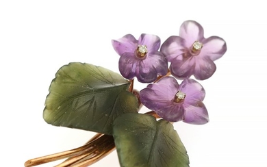 A diamond brooch in the shape of a flower branch set with carved amethysts, green agate, three and single-cut diamonds, mounted in 14k gold. L. 4.5 cm.