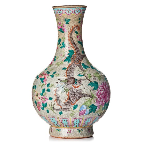 A ge glazed Chinese vase, late Qing dynasty, circa 1900.