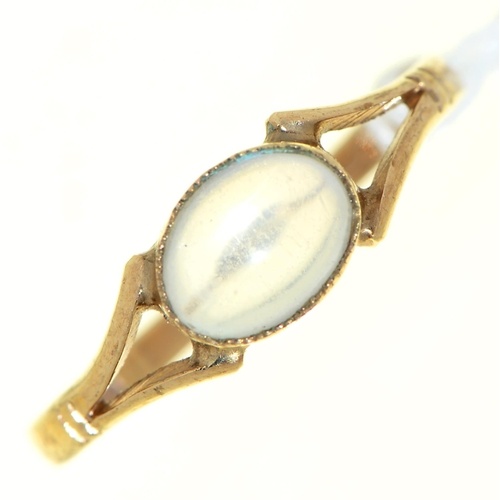 A moonstone ring, in 9ct gold, 1.4g, size L