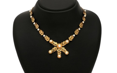A pearl necklace set with numerous cultured pearls, mounted in 18k gold. L. 42 cm. Weight app. 14.5 g.