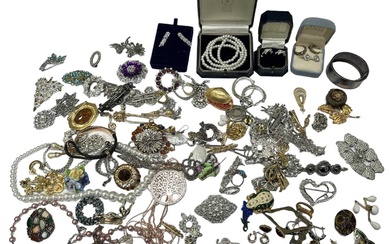 A quantity of costume jewellery including bangles, brooches, necklaces, pearls,...