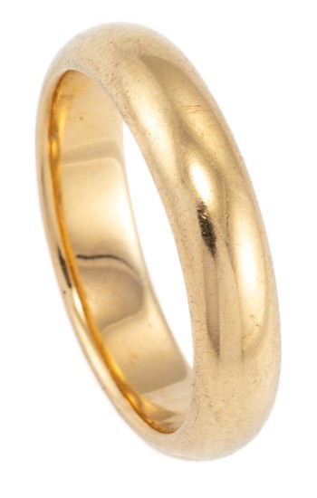 AN ANTIQUE 18CT GOLD FAIRFAX AND ROBERTS WEDDING BAND; 4.2mm wide half round band size J1/2, wt. 5.37g, in original box.