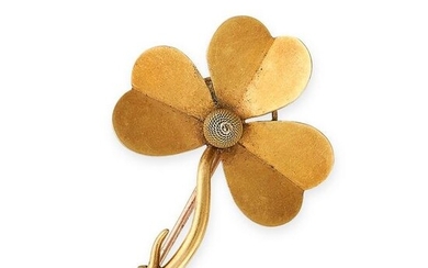 AN ANTIQUE SHAMROCK BROOCH in 15ct yellow gold
