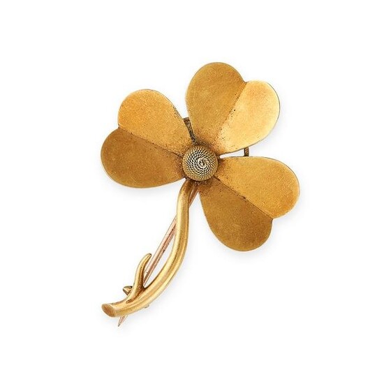 AN ANTIQUE SHAMROCK BROOCH in 15ct yellow gold
