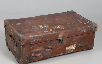AN EARLY 20TH CENTURY LEATHER TRAVEL TRUNK.
