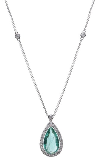 AN EMERALD AND DIAMOND PENDANT NECKLACE