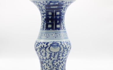 ASIE. Vase Yenyen en porcelaine blanc/bleu... - Lot 34 - Alexandre Landre Beaune
