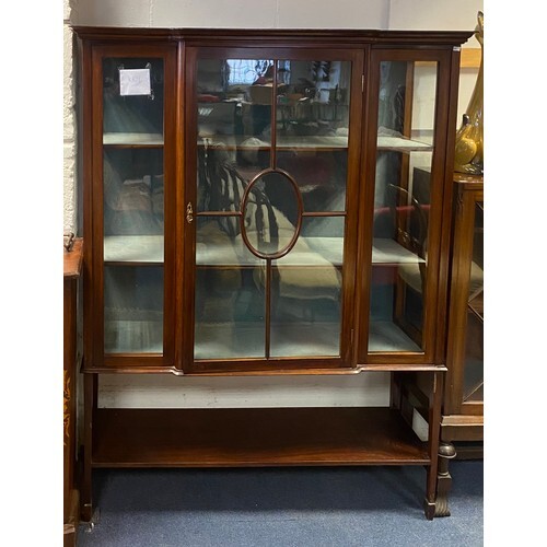 An Edwardian mahogany and inlaid display cabinet, with centr...