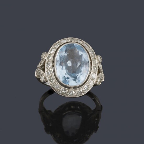 Anillo con espinela sintética azul con orla de diamantes talla 8/8 en montura de platino. Años '30.