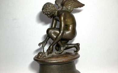 Antoine Denis CHAUDET (1763-1810) L'Amour agenouillé jouant avec un papillon Bronze patiné, présenté sur un...