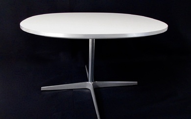 Arne JACOBSEN (1902-1971) designer pour Fritz HANSEN éditeur. Table de salon, modèle "Supercircular", piétement quadripode...