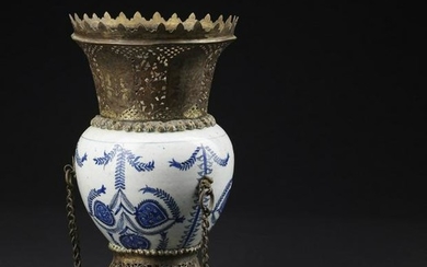 Arte Islamica A Kutahya blue and white pottery vase