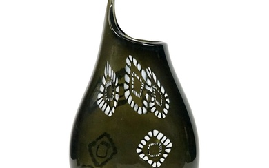 Attr. à Giorgio Giuman (20e siècle), vase en verre soufflé de Murano, noir décoré d'une...