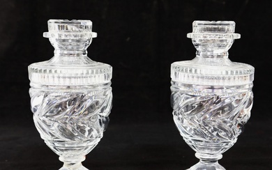 BACCARAT ( attribué à ), paire de vases couverts en cristal taillé, décor de côtes...