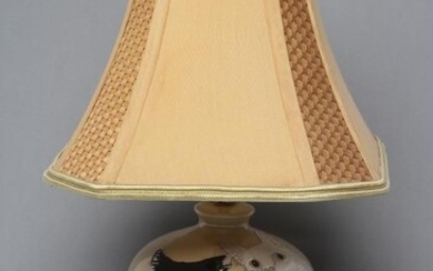 BASE DE LAMPE DE TABLE EN POTERIE MOORCROFT, moderne, de forme ovoïde, tubulaire et peinte...