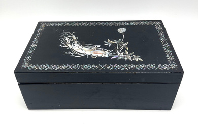 JEWELLERY BOX WITH MOTHER-OF-PEARL DECORATION MADE OF WOOD AND BLACK LACQUER.
