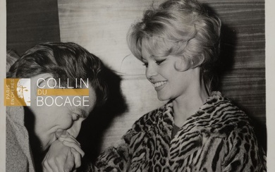 BRIGITTE BARDOT Brigitte Bardot avec Gérard Philipe. Le baise-main. Tirage argentique d'époque. 1958 18 x...