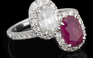Bague "Toi et moi" sertie d'un rubis taille ovale non chauffé (1,36 ct) et d'un diamant taille ovale (env. 0,9 ct)