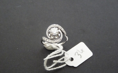 Bague Tourbillon ancienne en or gris 18K (750/oo) et platine (850/oo) centrée d'un diamant demi...