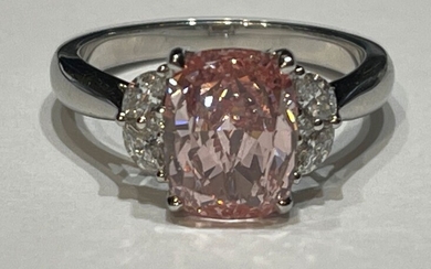Bague or blanc 18ct. avec 1 diamant taille coussin fancy vivid pink de 2.52cts. avec...