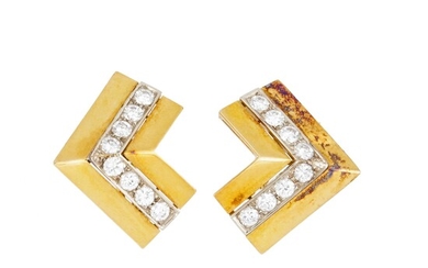 Boucles d'oreilles en or jaune 18K serties de diamants taille brillant pesant environ 2,50 ct....