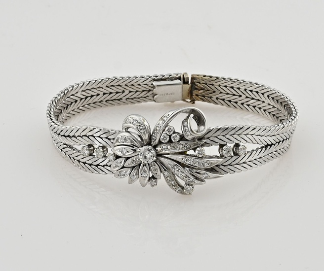 Bracelet en or blanc, 585/000, avec diamants. Bracelet composé de deux rangées de maillons plats...