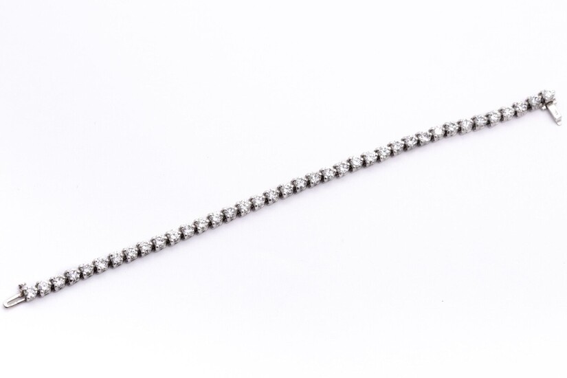 Bracelet en platine (950) avec ligne de diamants taille moderne. Poids total des diamants :...