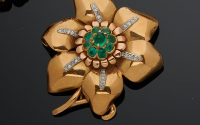 Broche en or 18k (750e) stylisant une fleur, le pistil orné d'émeraudes cabochons et facettées,...