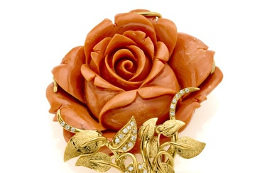 Broche/centre en corail sculpté et or partiellement ciselé en forme de rose, détails en diamants,...