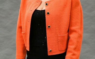 CHANEL - Veste courte en laine orange - T 40 (un bouton découssu) - Lot...