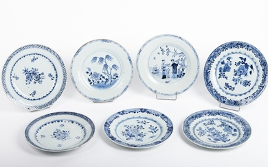 CHINE Ensemble de 7 assiettes dont 2 paires en porcelaine à différents décors en camaïeu...