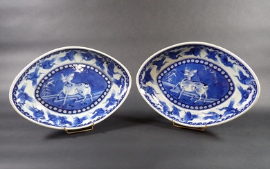 CHINE : Paire de plats ovales en porcelaine à décor en camaïeu bleu d'un daim,...