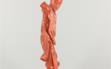 CHINE, XXe. Petit sujet féminin en corail sculpté présenté sur un socle en bois. H....