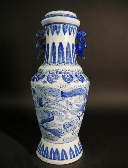 CHINESE BLUE AND WHITE VASE WITH HANDLES