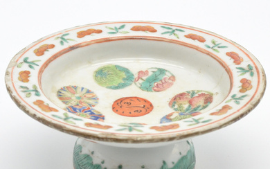 CHINESE FOOT BOWL WITH FRUIT AND FLOWER DECORATION, 19TH CENTURY JH., FAMILLE VERTE.