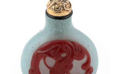 CHINESE RED CUT TO SNOWFLAKE OVERLAY GLASS SNUFF BOTTLE Late 19th/Early 20th Century Height 2". Gold