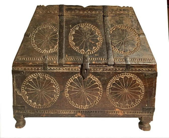 Carved wooden casket, the sixteenth century. H cm
