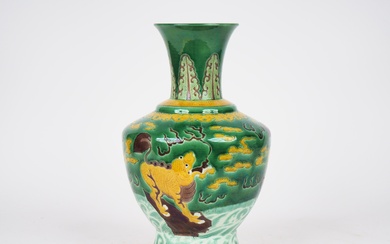 Chine, XIXe siècle, Vase en porcelaine émaillée sancai « trois couleurs » Marque apocryphe Kangxi...