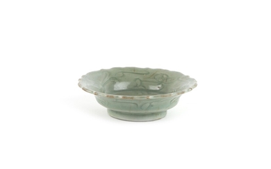 Chine, époque Ming et antérieure Coupe lobée en porcelaine à glaçure céladon, un décor incisé...