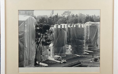 Christo "The Wall - Wrapped Roman Wall" 1974 fotografia in bianco e nero cm 28,5