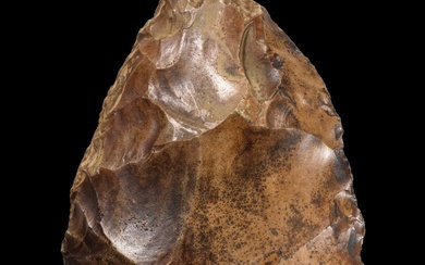 Coin de poing. Paléolithique, 500.000 - 200.000 av. J.-C. L 12cm. Afrique du Nord, culture...