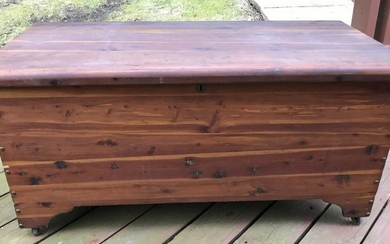 Country American Style Cedar Wood Blanket Chest