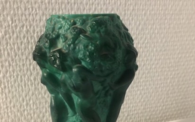 Curt Schlevogt, tilskrevet: A malachite green pressed glass vase from the “Ingrid” collection, richly cast with harvest scene. Unsigned. H. 13 cm.