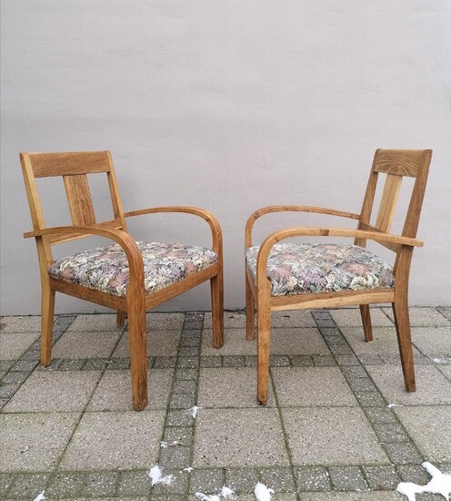 NOT SOLD. Danish cabinet maker: A pair of 1940s oak armchairs. H. 65 cm. (2) – Bruun Rasmussen Auctioneers of Fine Art
