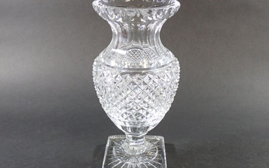 Dans le goût de SAINT-LOUIS : Vase sur piédouche en cristal taillé en pointes de...