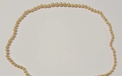 EARLY 20TH CENTURY GRADUATED CULTURED PEARL NECKLACE ON A GO...