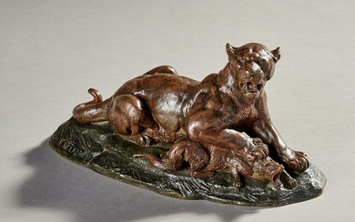 Edouard Paul DELABRIERE (1829-1912) "Lionne chassant une loutre" Bronze à patine brun nuancé. Signé 16...