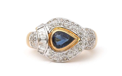 Een 18 krt. wit- en geelgouden ring met saffier en diamant